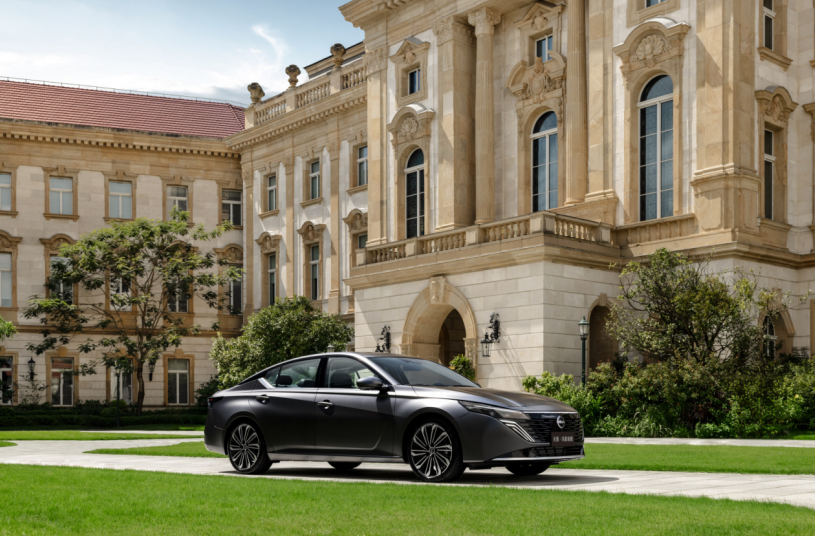 东风日产公布“油电同智”战略首车：天籁·鸿蒙座舱新车首发亮相