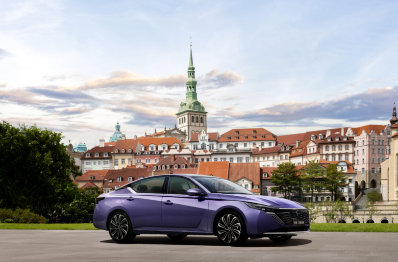 东风日产公布“油电同智”战略首车：天籁·鸿蒙座舱新车首发亮相