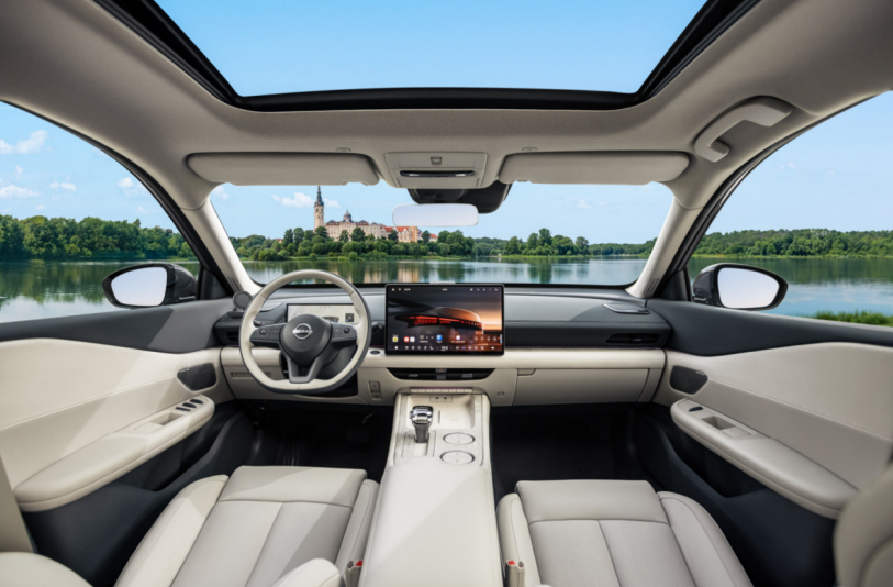 东风日产公布“油电同智”战略首车：天籁·鸿蒙座舱新车首发亮相