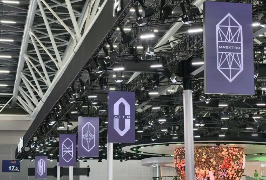 鸿蒙智行“五界”大佬齐聚，释放了什么样的信号？