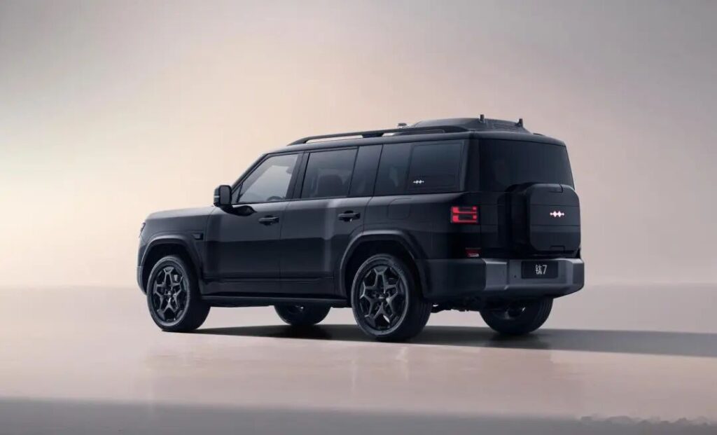 方程豹，硬生生闯出来了