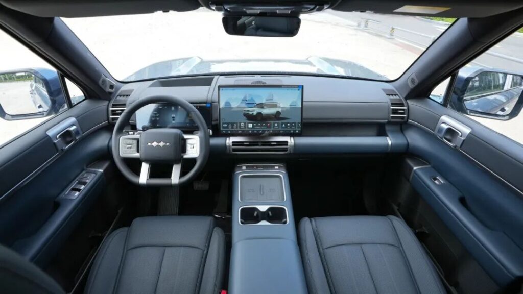 方程豹，硬生生闯出来了