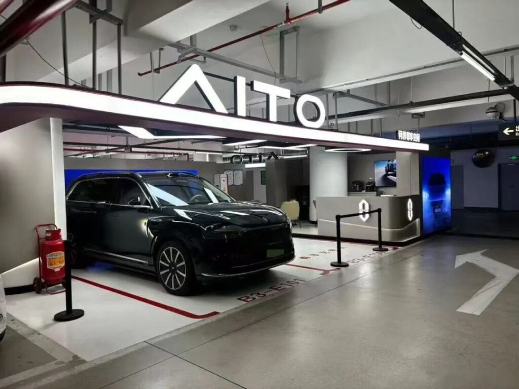 鸿蒙智行“五界”大佬齐聚，释放了什么样的信号？