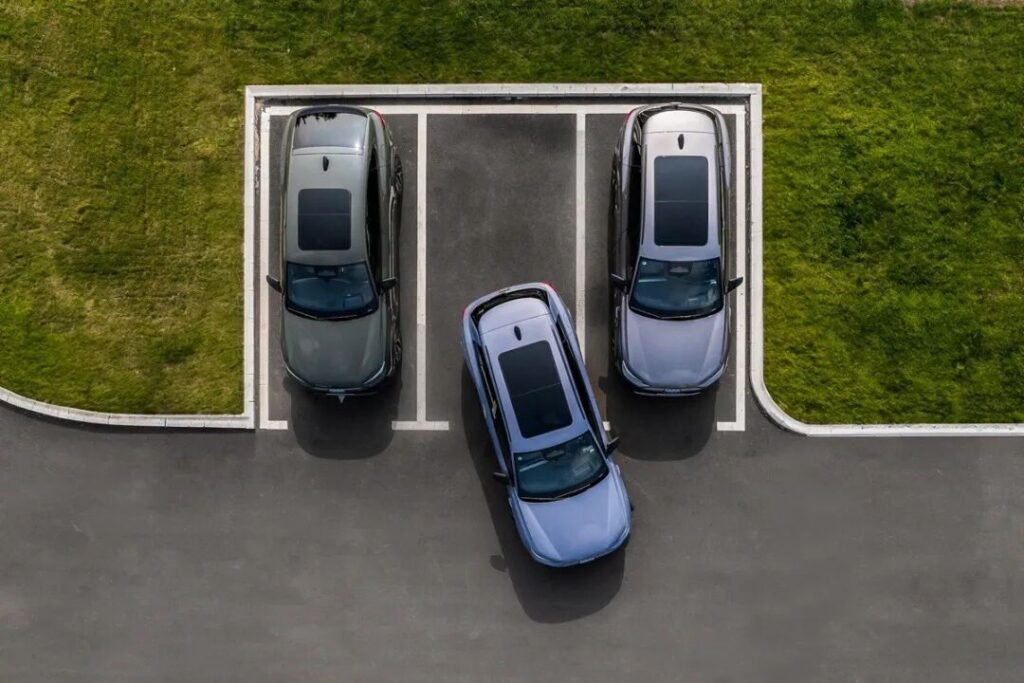 鸿蒙智行“五界”大佬齐聚，释放了什么样的信号？