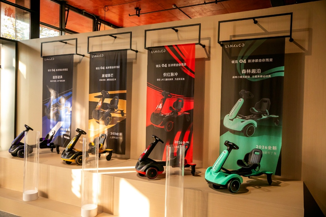 商店的门口前有贴海报AI 生成的内容可能不正确。