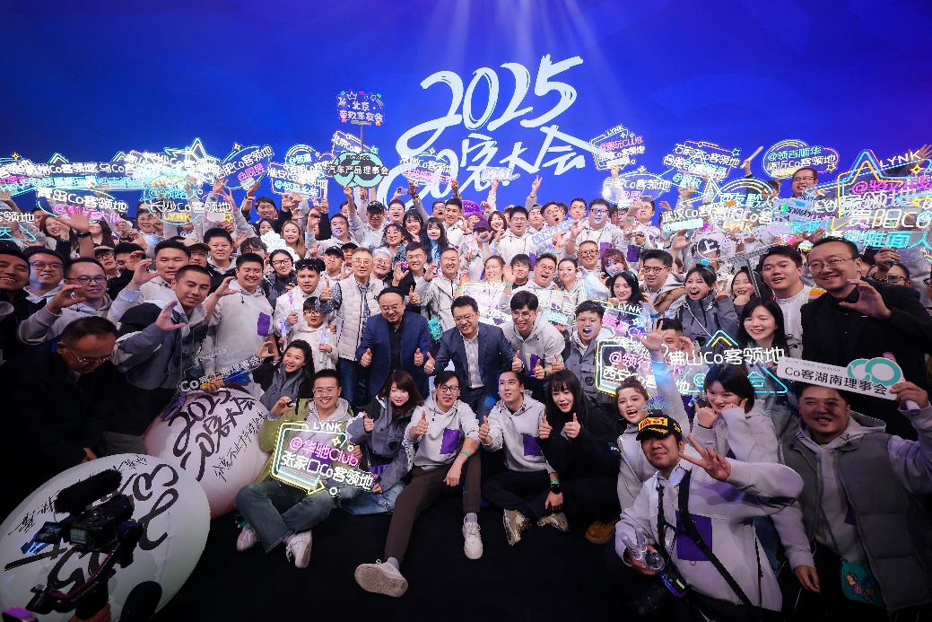 舞台上一群人的合影AI 生成的内容可能不正确。