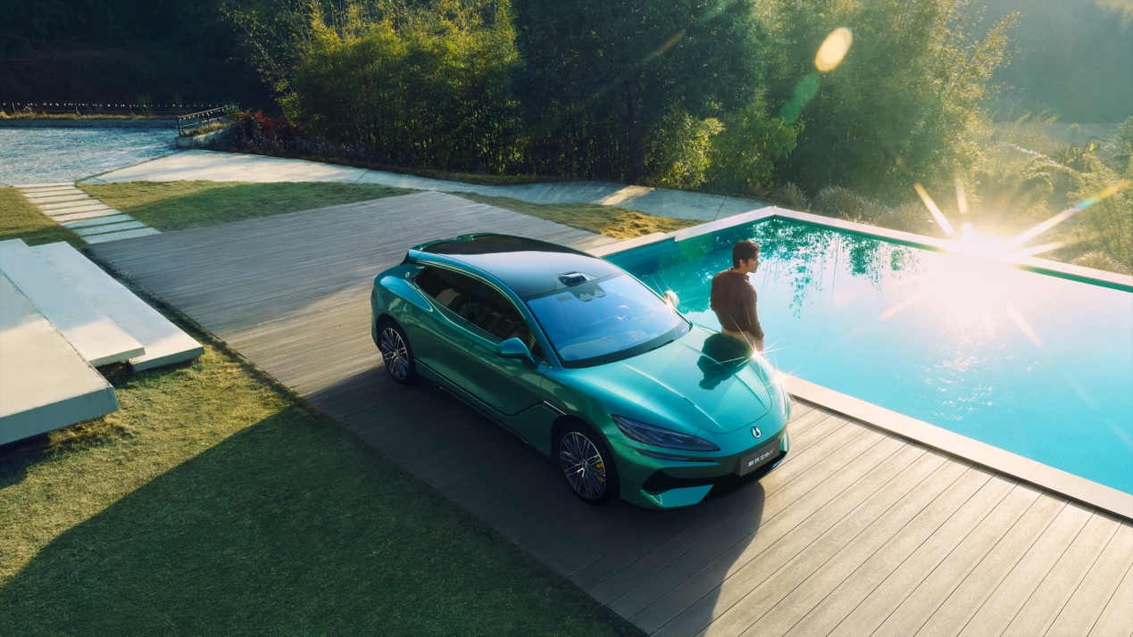 蓝色的汽车AI 生成的内容可能不正确。