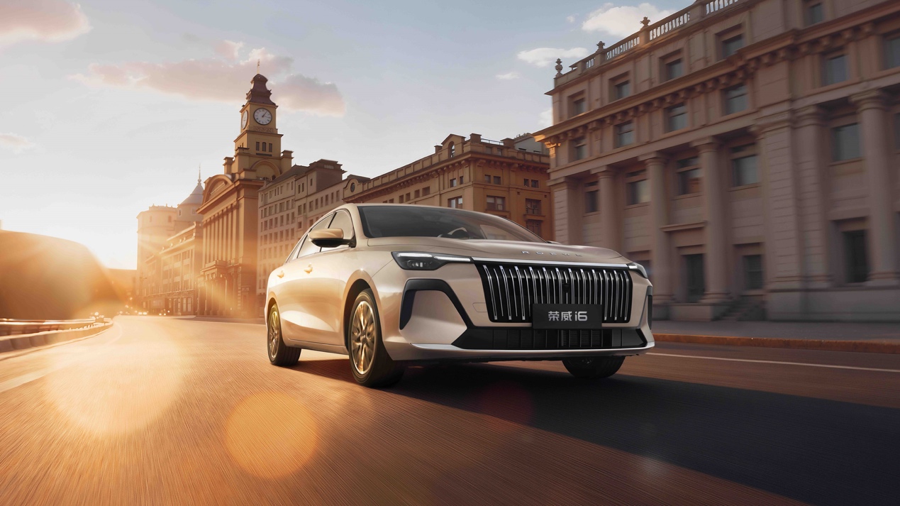 建筑旁的汽车AI 生成的内容可能不正确。