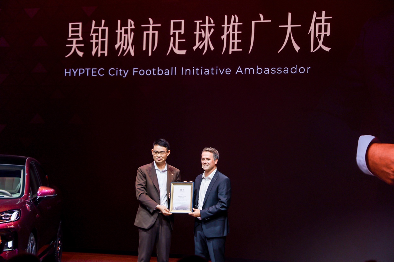 一張含有 文字, 服裝, 人員, 西裝 的圖片自動產生的描述