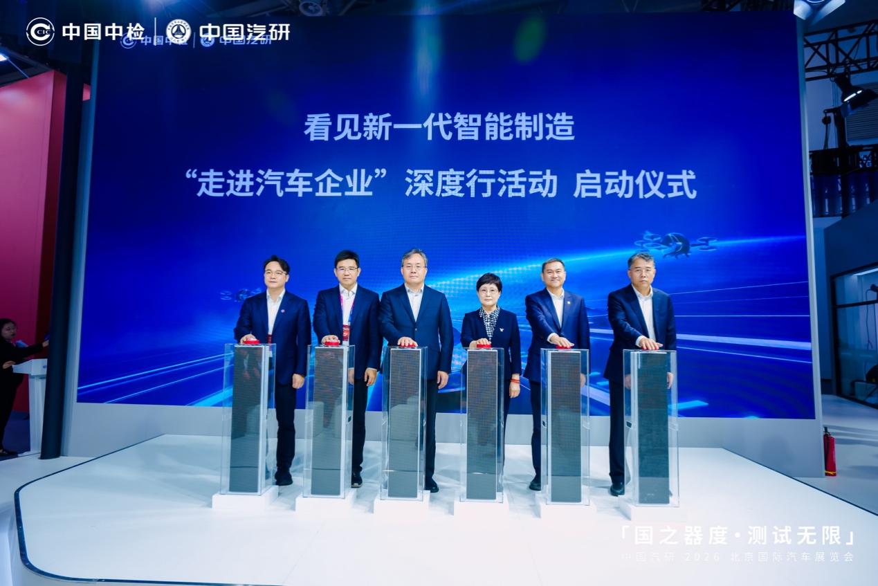 一群人站在一起中度可信度描述已自动生成