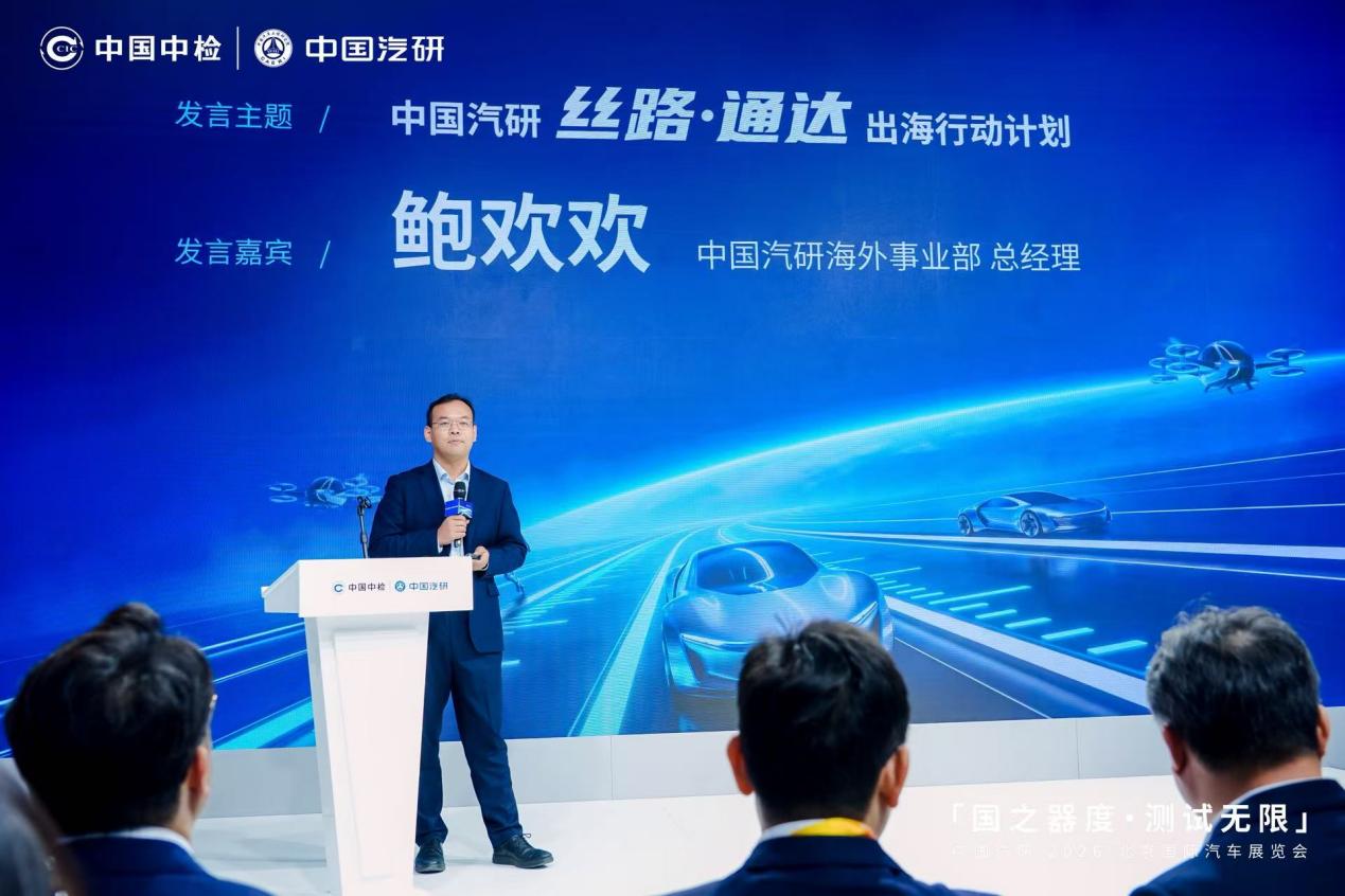 人们在看台上的人在交谈中度可信度描述已自动生成