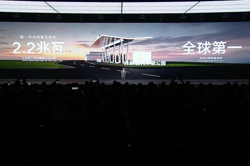 吉利智充正式登场，全新银河E5同步上市