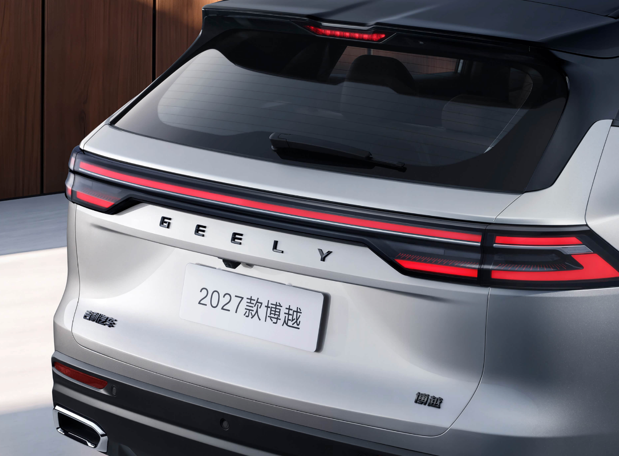 电车大行其道，为什么吉利还要持续迭代一台燃油 SUV？